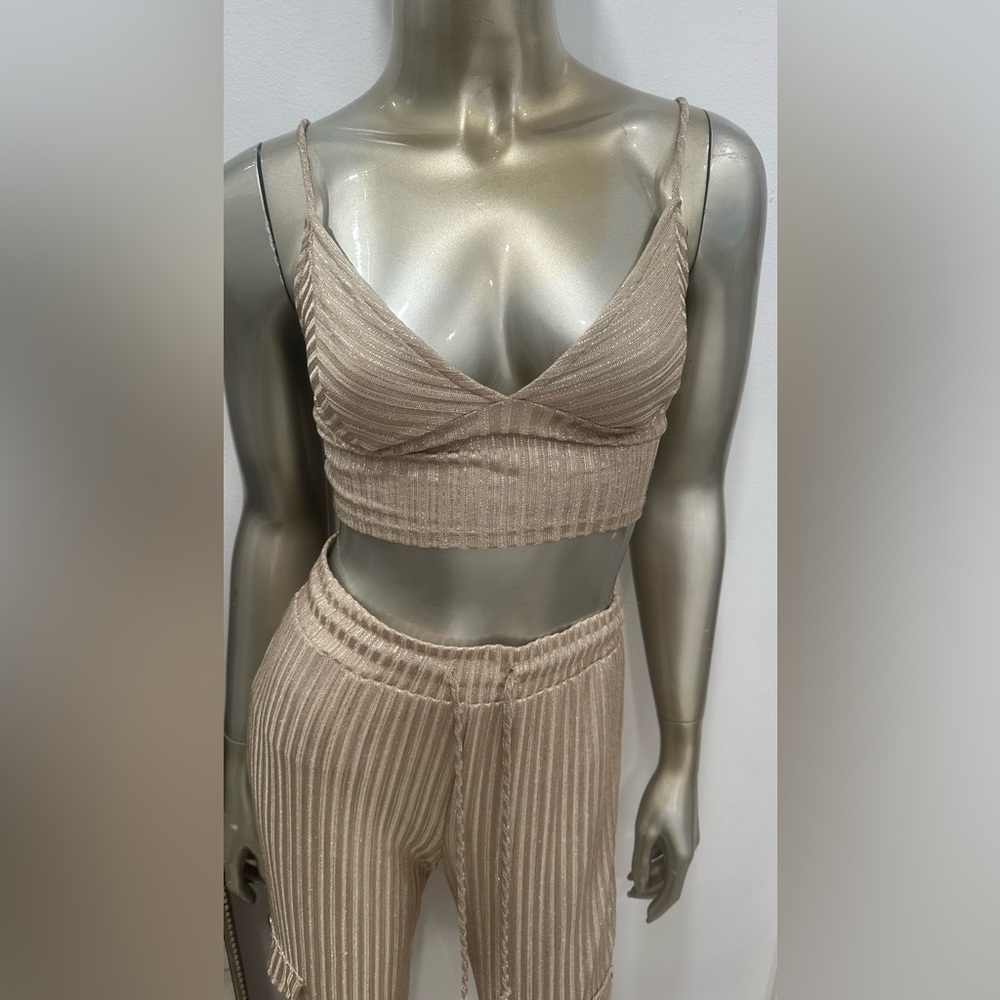 2 Piece Set gold crop top and matching cargo style pants super cute
Size S